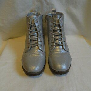 Girls size 4 Silver Combat Boots Pipperdoodles